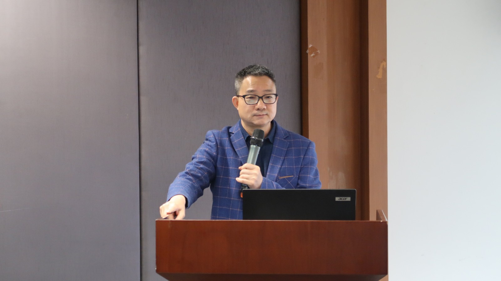 1680509393737386.jpg 金总讲课.JPG